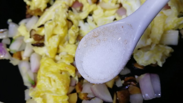 香肠炒蛋,放入半小勺盐，炒匀，先给鸡蛋入味。