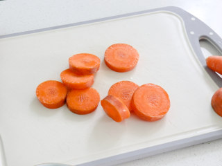 日式肥牛饭,胡萝卜切片，在简单的雕刻成小花状