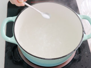 日式肥牛饭,煮一锅热水，放入一勺食盐