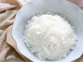 日式肥牛饭,米饭焖熟后盛到碗中