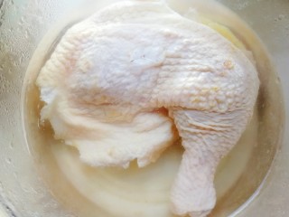 新奥尔良烤鸡腿,全鸡腿冷水泡30分钟，清水冲洗干净。