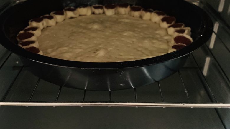 八寸花边披萨饼胚,烤箱180℃预热3分钟后放入底层烤5分钟。