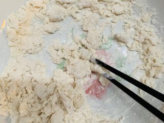 八寸花边披萨饼胚,筷子搅拌成棉絮状。