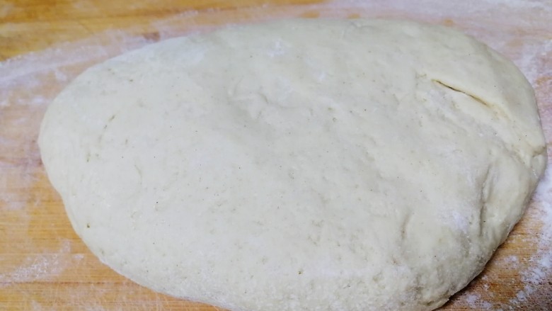 荞麦馒头,面板上洒些面粉，面团揉按排气。