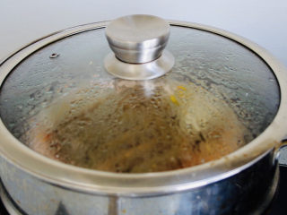 山药红豆糕,把切好的山药放入盘子中，入蒸锅隔水蒸熟。