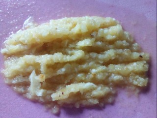 果味鸡蛋灌饼,凤梨切碎。