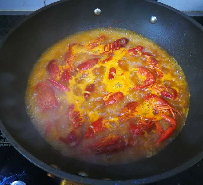 麻辣龙虾,锅内加盖过龙虾的适量热水，煮上几分钟入味后就可出锅了