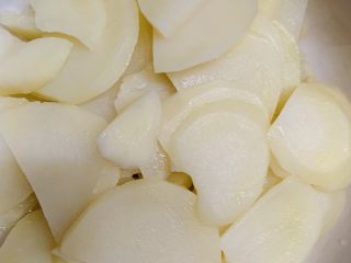 葱香土豆泥曲奇,冷水上锅蒸25分钟，筷子可以轻松怼进土豆里就是熟了。