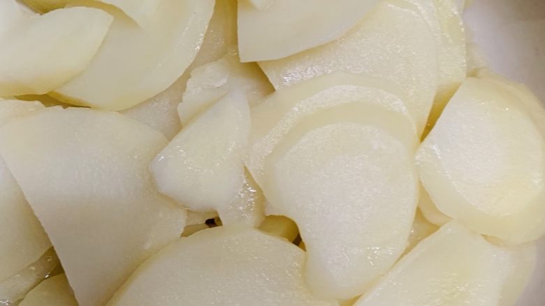 葱香土豆泥曲奇,冷水上锅蒸25分钟，筷子可以轻松怼进土豆里就是熟了。
