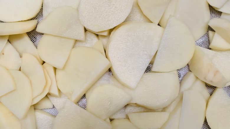葱香土豆泥曲奇,切薄片上蒸笼，记得铺垫子避免水汽太大，土豆沾水太多。