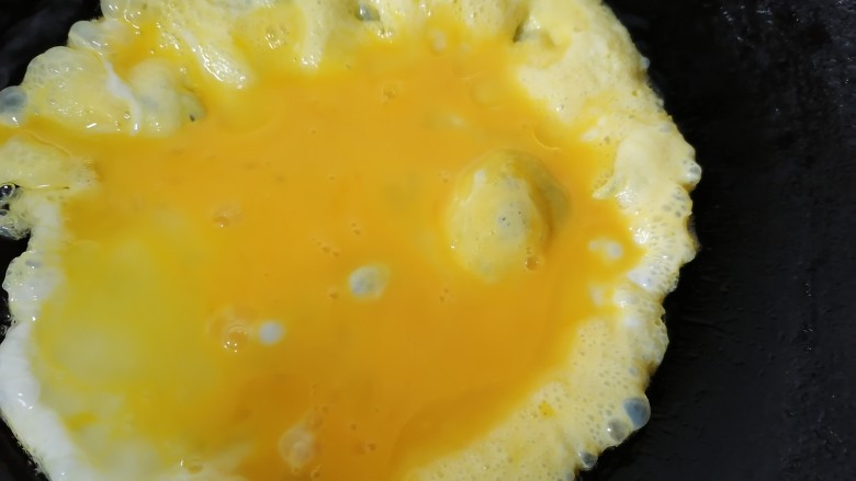 香肠炒蛋,锅内放油烧热倒入蛋液