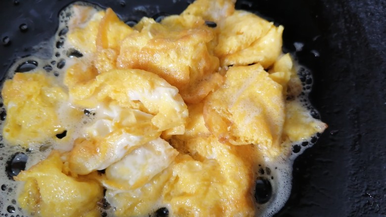 香肠炒蛋,将鸡蛋炒成块状然后盛出备用