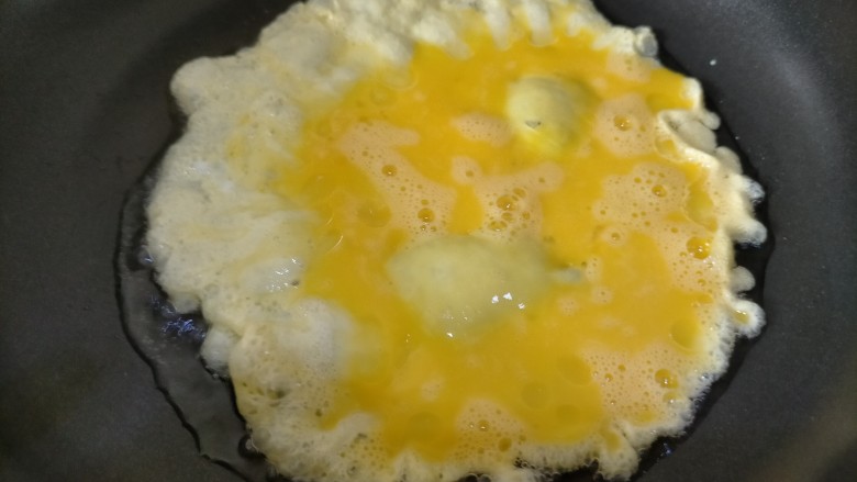 香肠炒蛋,热锅烧油煎鸡蛋