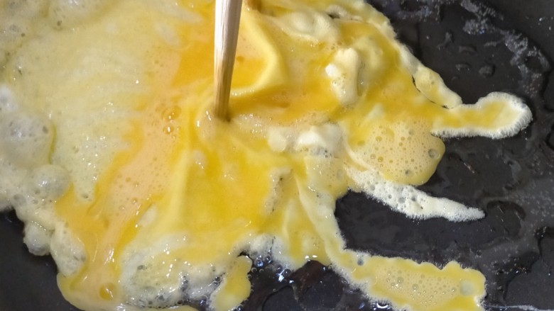 香肠炒蛋,用筷子把扑起来的推一边，剩余的蛋液流下来继续煎，这样两个鸡蛋能煎很多