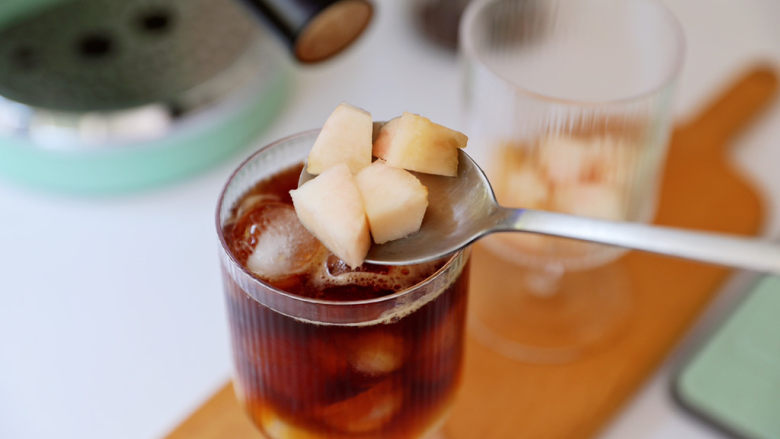 蜜桃气泡冰咖啡,加入水蜜桃