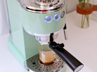 蜜桃气泡冰咖啡,将咖啡粉放入意式咖啡机中萃取咖啡
