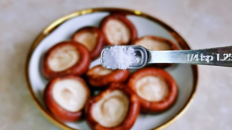 孜然烤香菇,再撒上食用盐，不要太多。