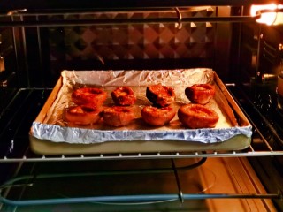 孜然烤香菇,入烤箱中层上下190度烤18分钟。