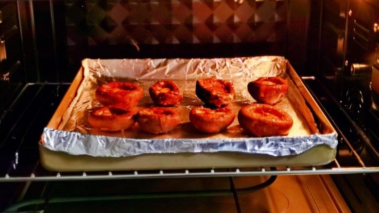 孜然烤香菇,入烤箱中层上下190度烤18分钟。