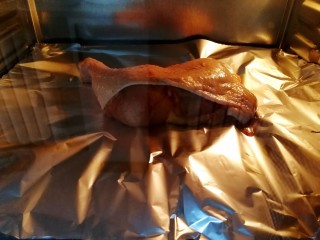 新奥尔良烤鸡腿,放入烤箱下层180度烤20分钟。