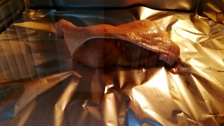 新奥尔良烤鸡腿,放入烤箱下层180度烤20分钟。