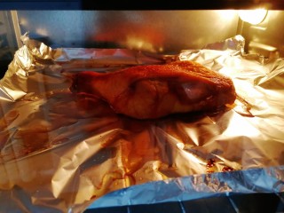 新奥尔良烤鸡腿,放入中层，170烤30分钟。（热气偶尔会把鸡皮顶起）