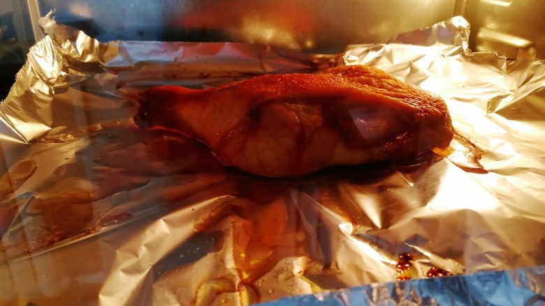 新奥尔良烤鸡腿,放入中层，170烤30分钟。（热气偶尔会把鸡皮顶起）