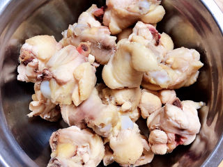 香菇焖鸡,捞出洗净鸡肉待用。