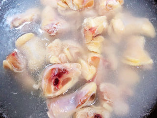 香菇焖鸡,锅中烧开水，焯一下鸡肉。