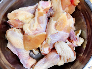 香菇焖鸡,准备好鸡肉，洗净剁成小块儿。