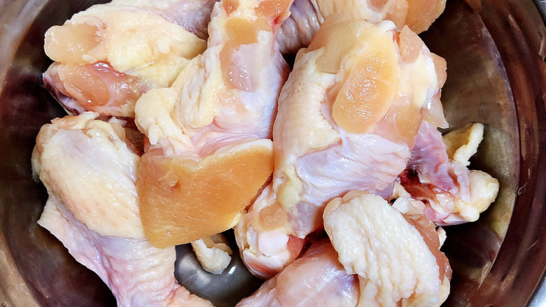 香菇焖鸡,准备好鸡肉，洗净剁成小块儿。