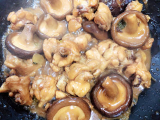 香菇焖鸡,大约炖煮15分钟，收汁。