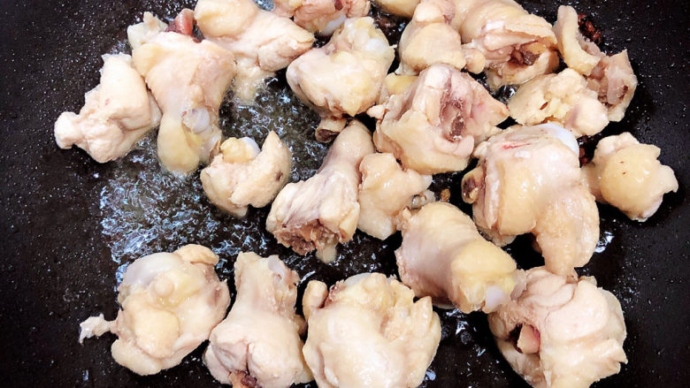 香菇焖鸡,放入鸡肉块，翻炒均匀。