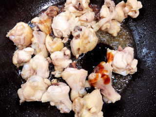 香菇焖鸡,加入料酒、耗油、生抽，翻炒均匀。