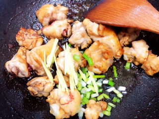 香菇焖鸡,加入葱姜翻炒均匀。