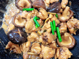 香菇焖鸡,出锅前撒上小葱段，翻炒均匀，出锅。