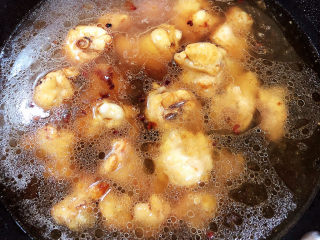 香菇焖鸡,加入水，烧开锅，炖煮15分钟。