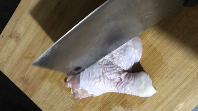 新奥尔良烤鸡腿,然后用刀背敲打鸡腿反面，使鸡腿更容易入味