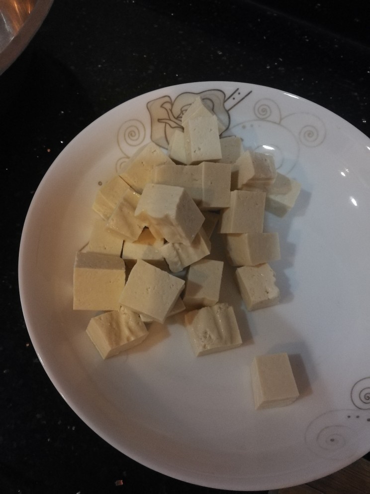 平菇豆腐汤,装盘备用。
