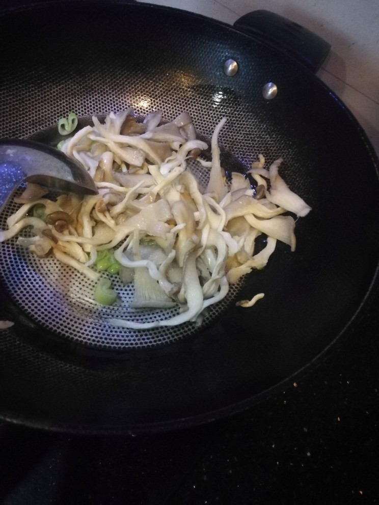 平菇豆腐汤,加入平菇翻炒。