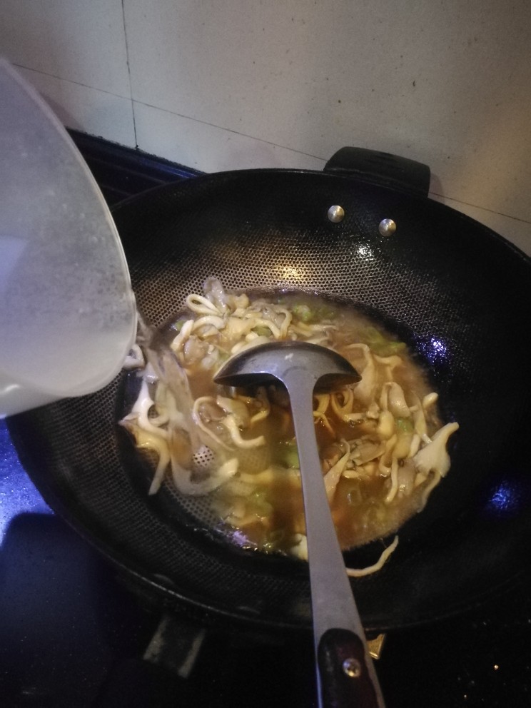 平菇豆腐汤,加入适量清水。