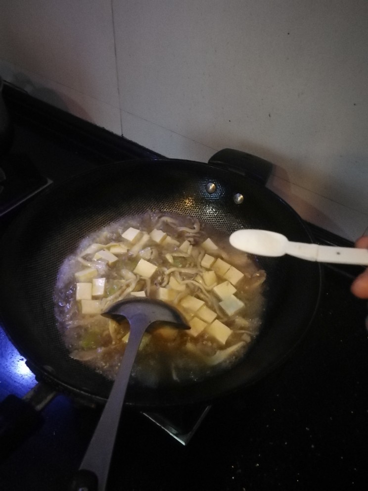 平菇豆腐汤,焖煮大概五分钟，加入适量盐。