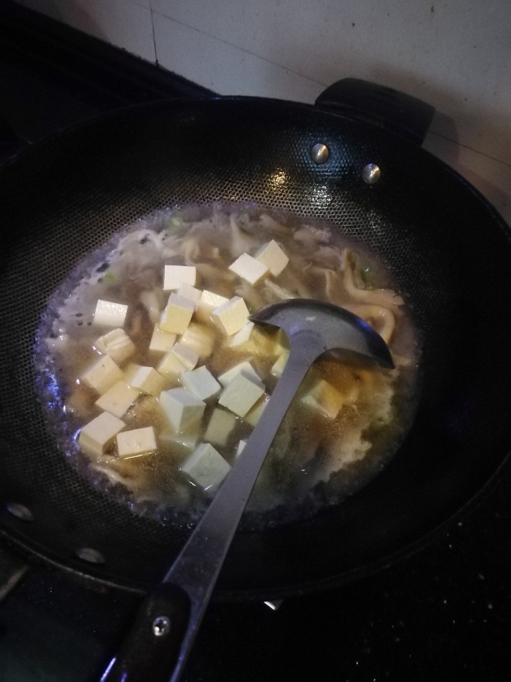 平菇豆腐汤,水开后倒入豆腐。