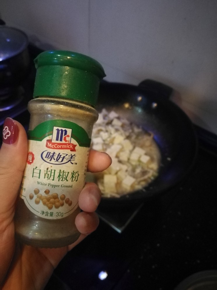 平菇豆腐汤,加入适量白胡椒。