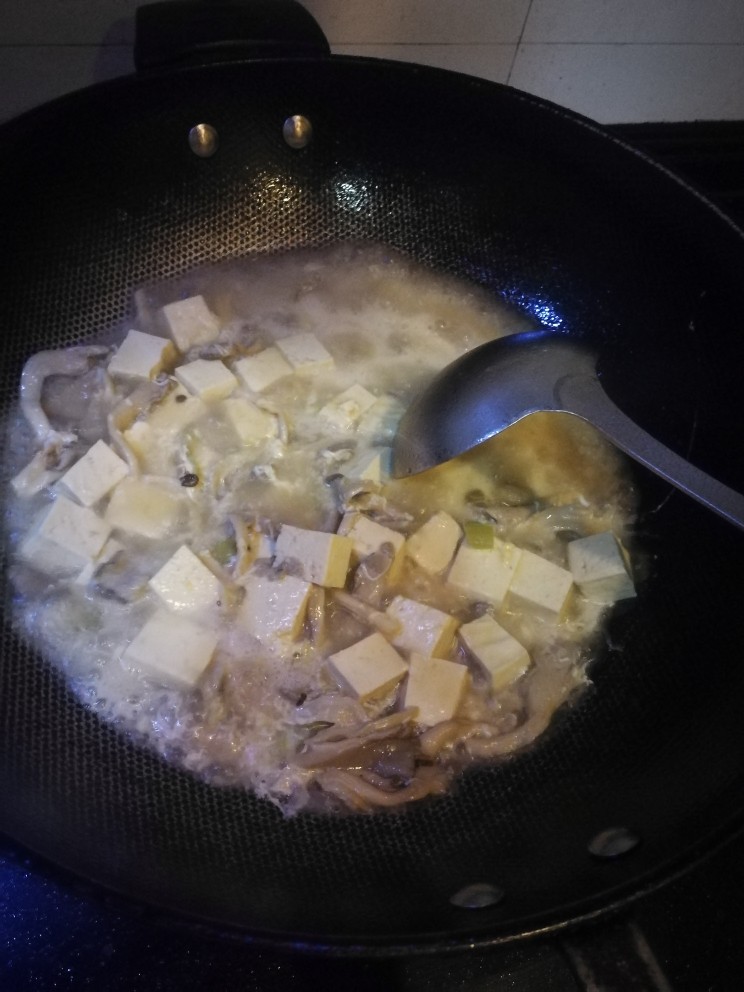 平菇豆腐汤,倒入鸡蛋液，迅速搅拌。