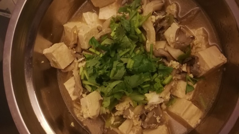平菇豆腐汤,最后放入香菜，出锅，成品图。