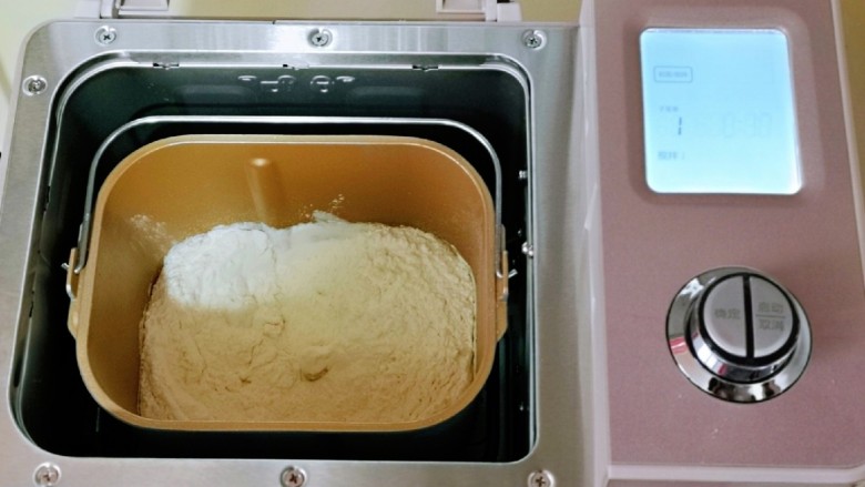 香肠馒头卷,放入面包机中，启动揉面功能，一个程序。