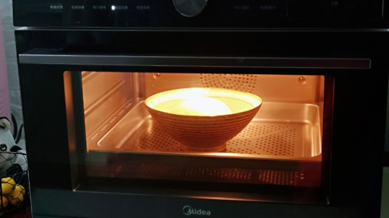 香肠馒头卷,入蒸烤箱进行发酵，35度40分钟。(室温发酵也可以，一定要保持面团的湿度)