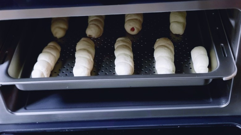 香肠馒头卷,放入蒸烤箱中，进行二次发酵。