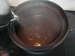 菠菜猪肝粥,准备砂锅倒入适量的开水